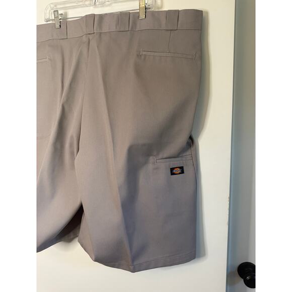 Men's Dickies Khaki Loose Fit Long Shorts 48 inch waist - Picture 2 of 5